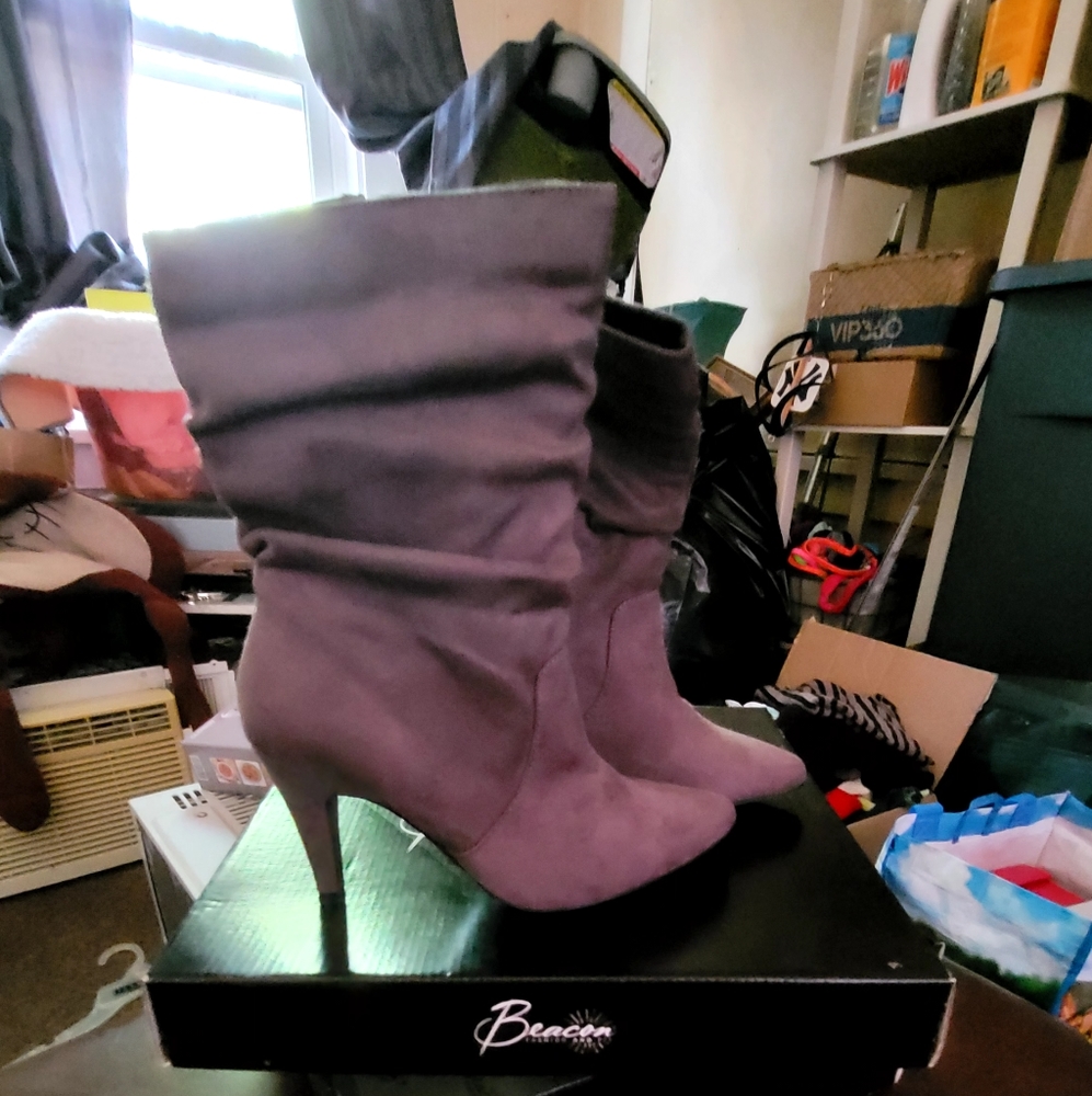 Boots they are a size 5, 6, 6two pair are black the other pair are a gray color
